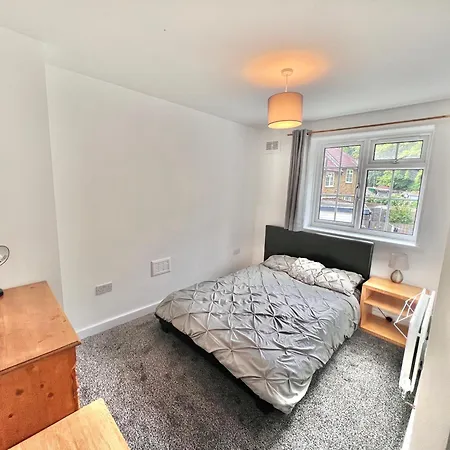Stylish Refurbished London Home - Family, Friends & Business Travellers Retreat Near Wimbledon, Sleeps 6, Free Street Parking